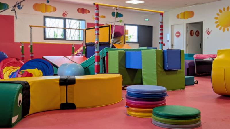 un parcours de motricité complet pour favoriser l'autonomie motrice du bébé chez Pomélou Bourgoin-Jallieu